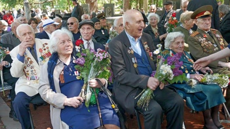 «9 мая поздравляем бабушек и дедушек, дарим цветы, иногда ходим в парк Ваке»