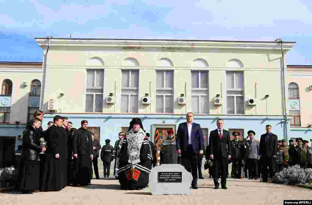 Этот памятник должен увековечить, как выразились руководители Республики, исторические события «Крымской весны»