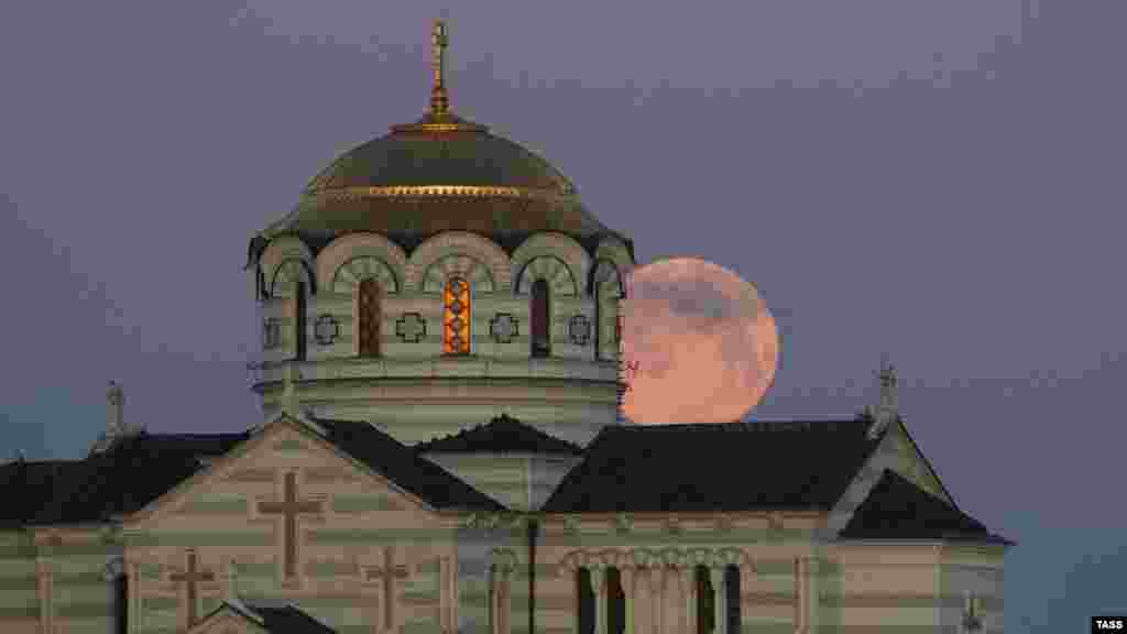 Заходящее солнце над&nbsp;Свято-Владимирским кафедральным собором в Херсонесе