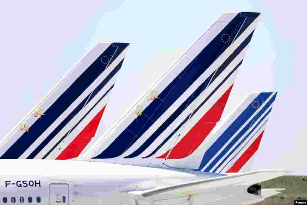 Хвосты самолетов французских авиалиний в аэропорту Парижа, Франция. 24 марта 2020 года