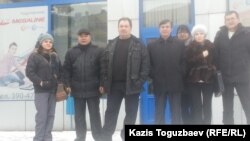 Казахстанские сторонники арестованного в Испании Муратбека Кетебаева после отправки телеграммы в его поддержку. Алматы, 5 января 2015 года.