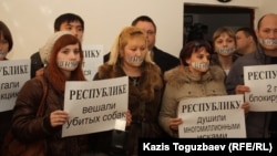 Жабылған оппозициялық "Голос Республики" газетінің журналистері сот залында наразылық танытып тұр. Алматы, 6 желтоқсан 2012 жыл