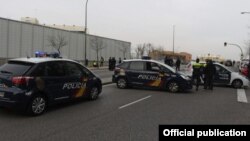 Испанская полиция во время спецоперации (архив)