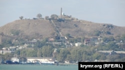 Вид на исторический центр Керчи и гору Митридат со стороны Керченского пролива