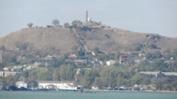 Краєвид на історичний центр Керчі та гору Мітрідат із боку Керченської протоки, архівне фото