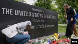 Люди кладуть квіти до посольства США, співчуваючи жертвам трагедії в Орландо, Київ, 13 червня 2016 року. Такі ж акції відбулися в багатьох країнах світу.