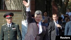 Президент Украины Петр Порошенко (в центре).
