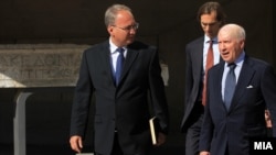 Тогашниот македонски преговарач во спорот за името Зоран Јолевски и посредникот Метју Нимиц на 11 септември 2013