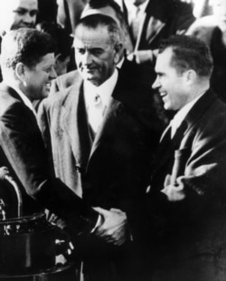 Ведущие фигуры американской политики 1960-х: демократы Джон Кеннеди и Линдон Джонсон и республиканец Ричард Никсон (слева направо). Они сменяли друг друга в Белом доме