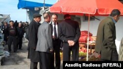 İcra məmurları bazarda