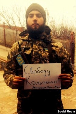 Один из участников акции в поддержку Александра Кольченко