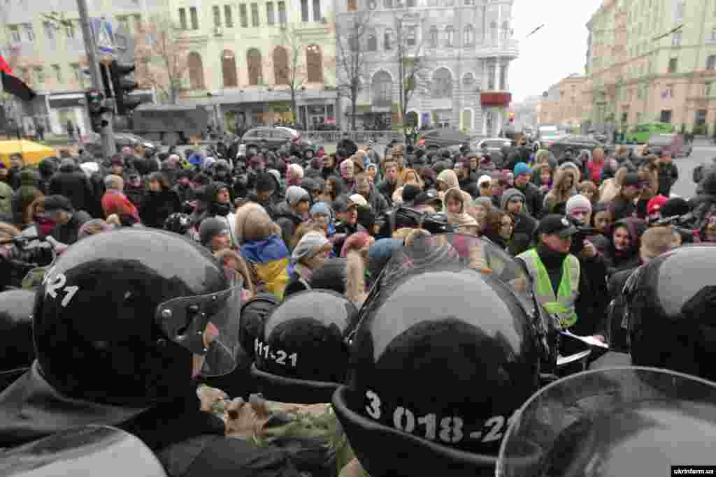 У Харкові проходить перша сесія міської ради VII скликання. Під будівлею, яку охороняє кордон поліцейських і бійців Національної гвардії України, зібралися активісти. Представники громадськості й багато журналістів не змогли потрапити до зали. Харків, 18 листопада 2015 року