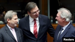 Aleksandar Vučić i evropski komesar za proširenje Johanes Han (levo) u Briselu na dan kada je Srbija počela pregovore sa EU 
