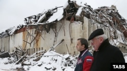 После пожара. Юрий Пивоваров и Аркадий Дворкович около ИНИОНа. 2015 год 