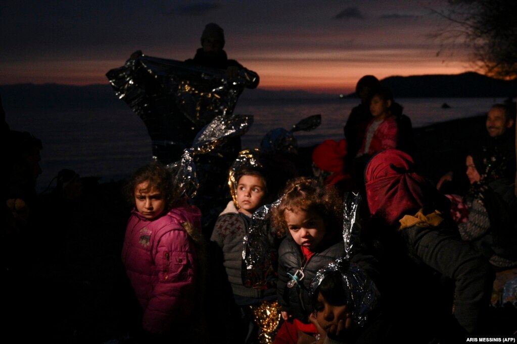 Діти переселенців чекають після того, як вони разом з батьками переплили Егейське море між Туреччиною та Грецією і зупинилися на грецькому острові Лесбос 