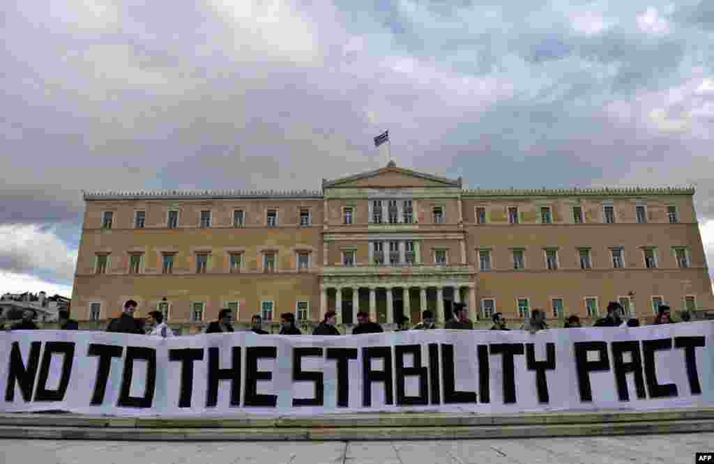 Грэцыя, Афіны: пратэст супраць эўрапейскага пакту, што абмяжоўвае дзяржаўны дэфіцыт 3 адсоткамі.