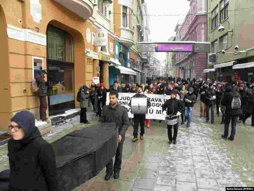 Performans &quot;Sahrana ljudskih prava u BiH&quot; na sarajevskim ulicama, 10. decembar 2012.