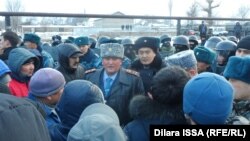 Полковник полиции (в центре) произносит речь на сходе местных жителей в селе Бурыл. 17 февраля 2016 года.