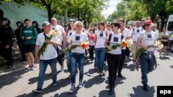 Membrii ai comunității LGBT din Moldova la un marș pentru egalitate și respectarea drepturilor omului, Chișinău, 21 mai 2017