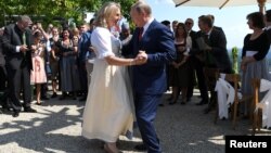 Президент России Владимир Путин танцует с министром иностранных дел Австрии Карин Кнайсль, 18 августа 2018 год 