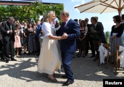 Karin Kneissl dansând cu Putin la propria sa nuntă in Gamlitz, Austria, 18 august, 2018. Roland Schlager/Pool via Reu