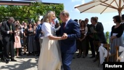 Президент Росії Володимир Путін танцює з міністром закордонних справ Австрії Карін Кнайсль, 18 серпня 2018 рік