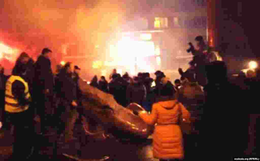 Пам’ятник Леніну в Києві повалено і зруйновано. 8 грудня 2013 року