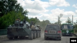 Ուկրաինացի զինծառայողները զրահամեքենայով մեկնում են դեպի Լուգանսկի հենակետ, 29 հունիսի, 2014թ.