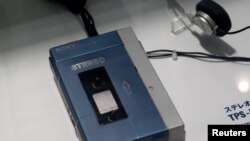 Первая, кассетная, модель вокмэна TPS-L2 SONY 1979 года демонстрируется в музее SONY в Токио 