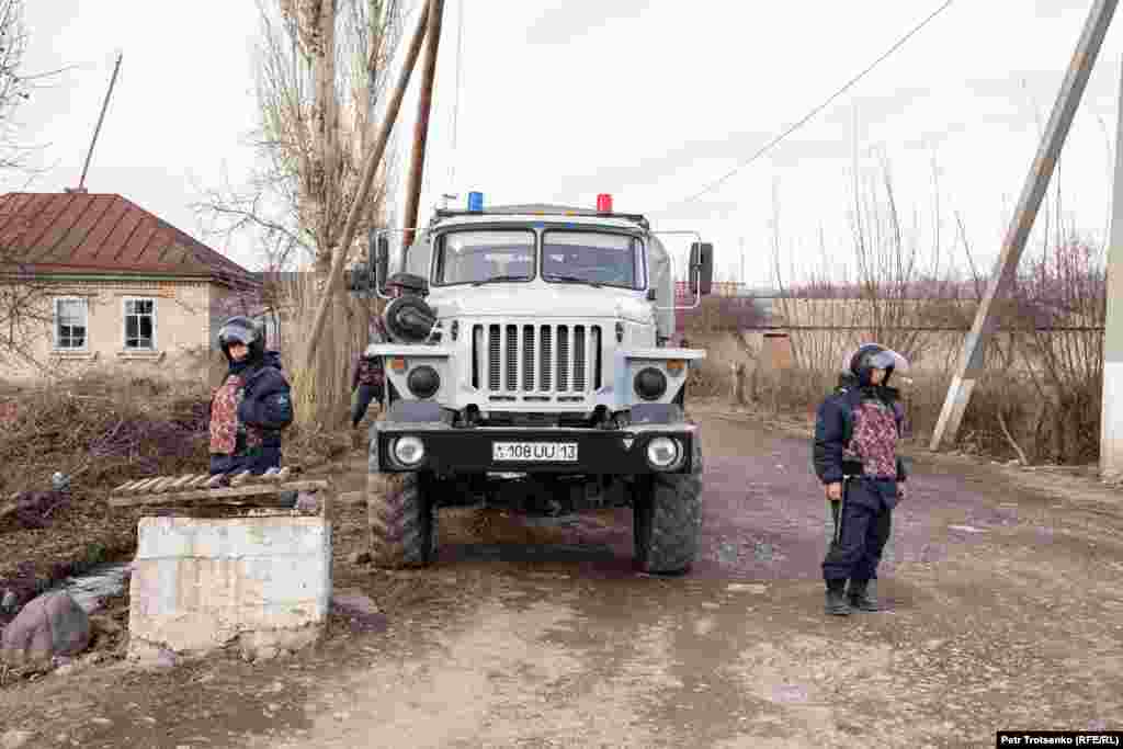 Police in the village of Masanchi. Zhambyl region, February 26, 2020. Силовики в селе Масанчи. Жамбылская область, 26 февраля 2020 года.