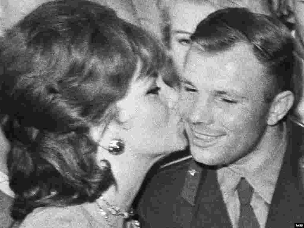 Soviet Union -- Yury Gagarin is kissed by Italian actress Gina Lollobrigida at the Second International Film festival in the Ministry of Culture, Moscow, 17Jul1961 - USSR. Moscow. 17th of July. Second International movie festival. First cosmonaut Yuri Gagarin meets with Italian actress Gina Lollobrigida in the ministry of culture of the USSR. Photo TASS / Leonid Velikzhanin, Valentin Mastyukov Credit: ITAR-TASS gagarin0411