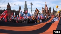 Участники митинга-концерта в Москве 18 марта 2016 года