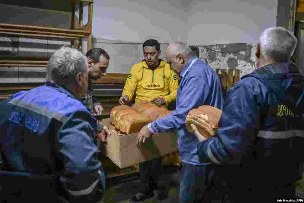 Banorët e Stepanakert duke marrë bukë në furrë. 