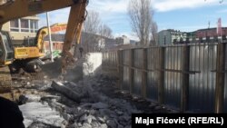 Демонтаж стены в городе Митровица на севере Косова. 5 февраля 2017 года.