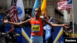 Бостон марафонына қатысушы кениялық әйел мәре сызығына жақындап келеді. Бостон, 15 сәуір 2013 жыл.