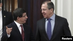 Министры иностранных дел России и Турции – Сергей Лавров (справа) и Ахмет Давутоглу (архив) 