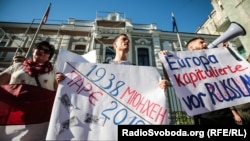 Protest al ucrainienilor împotriva stateleor europene care au votat pentru revenirea Rusiei în Adunarea Parlamentară a Consiliului Europei, Kiev, 26 iunie 2019