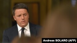 Matteo Renzi la sosirea la conferința de presă de la Palazzo Chigi la Roma