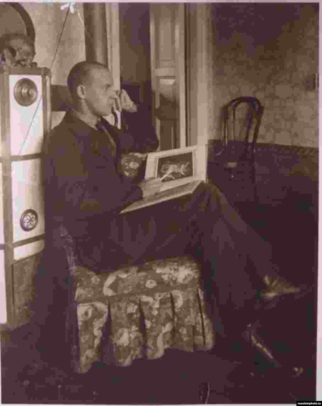 Александр Родченко с альбомом, г. Казань, 1915 год