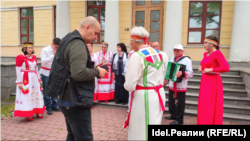 Репетиция перед съёмкой ансамбля чувашской песни "Юрату" (Санкт-Петербург), руководитель ансамбля Роман Арсентьев