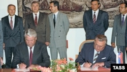 Михал Ковач во время подписания совместных документов с Борисом Ельциным