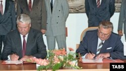 Словакияның алғашқы президенті Михал Ковач (оң жақта) Ресейдің алғашқы президенті Борис Ельцинмен келісімге қол қойып отыр. 