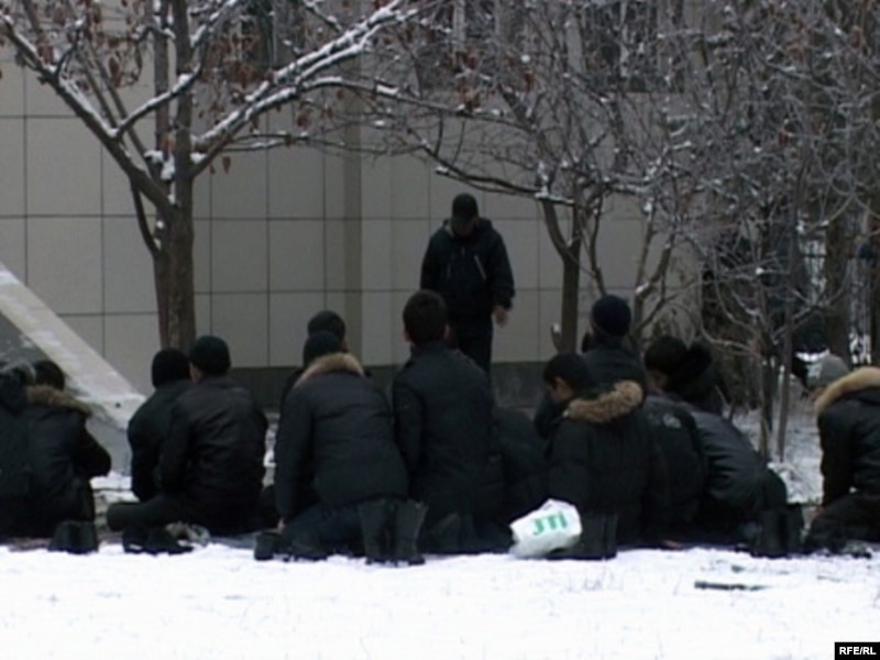 Мусульмане молятся в пятницу сидя на снегу возле мечети из-за нехватки мест внутри. Талдыкорган, декабрь 2009 года