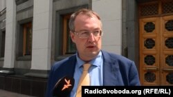 Антон Геращенко вказав на небезпеку бойових дій у цій зоні: «радіоактивний пил може накрити території України, Білорусі та країн ЄС»