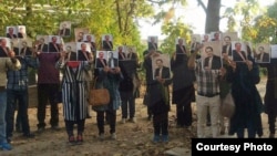 شماری از حامیان محمدعلی طاهری، بنیانگذار عرفان حلقه، در حال اعتراض به بازداشت و حکم اعدام او