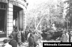 Подбитый танк на улицах Тбилиси, декабрь 1991 г.