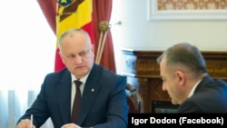 Ex-președintele Igor Dodon, la o întrevedere cu ex-premierul Ion Chicu, mai 2020. Astăzi, partidele conduse de cei doi (PSRM și PDCM) îndeamnă alegătorii moldoveni să boicoteze referendumul privind integrarea în UE.