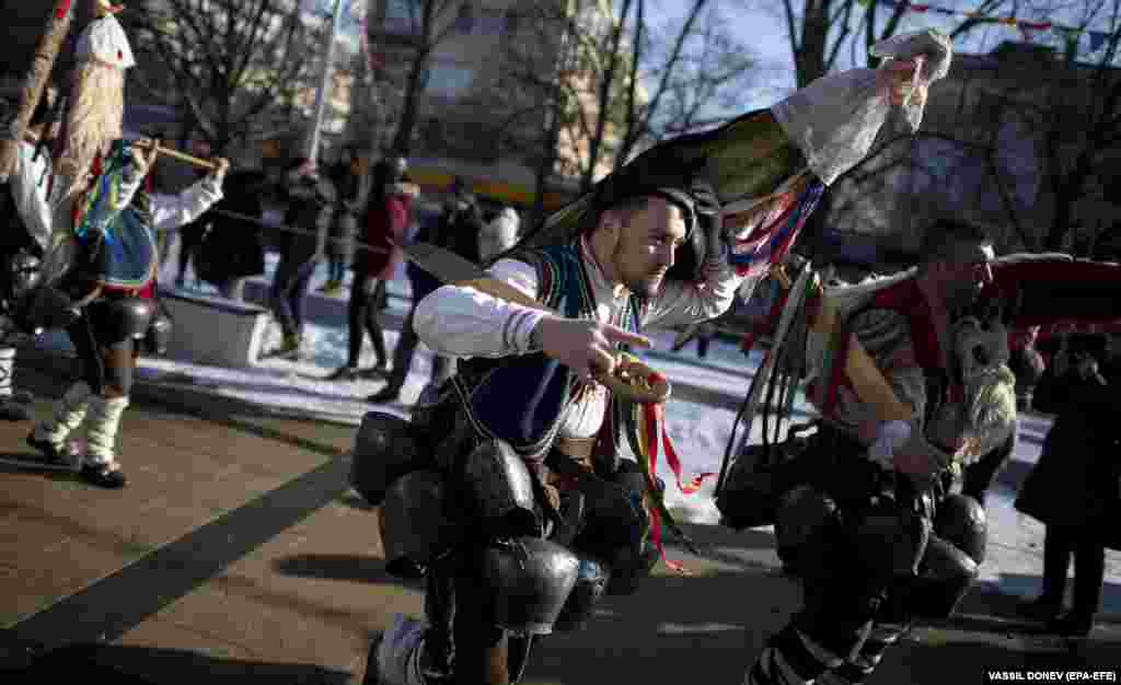 В древности фракийцы проводили эти ритуалы в честь бога Диониса. Даже сегодня некоторые называют фестиваль "Дионийскими играми". 