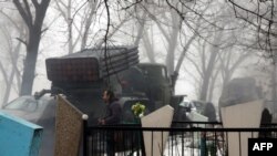 Ракетная сыстэма «Град», якую прарасейскія сэпаратысты паставілі каля могілак ў Данецку 20 студзеня