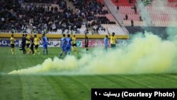 مسابقه دو تیم سپاهان و استقلال با حاشیه‌هایی همراه بود. و بازی برای چند دقیقه متوقف شد.
